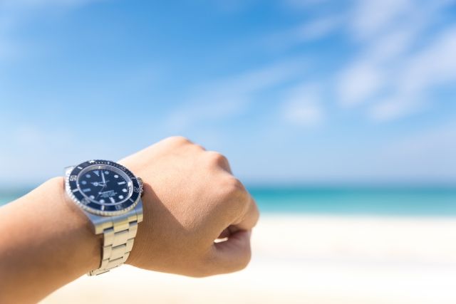 海の背景と腕時計